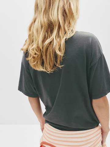 Pull&Bear Тениска в сиво
