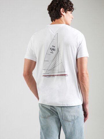TOMMY HILFIGER T-Shirt 'OUTLINE SAILING' in Weiß: Vorderseite