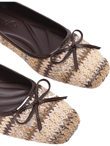 Ballerina con cinturino 'Fridah' di Limoya in marrone