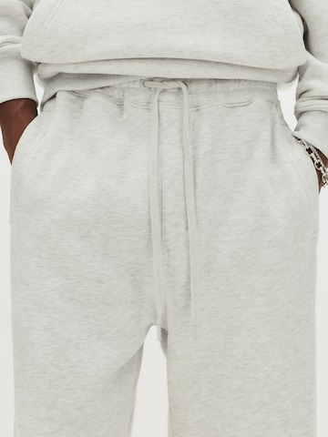 Pull&Bear Voľný strih Nohavice - Sivá