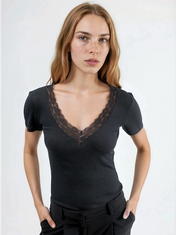 Busem Blouse in Zwart: voorkant
