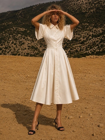 Robe 'Off-White Satin Backless Midi Dress' BIBI SAKALIEVA en blanc : devant