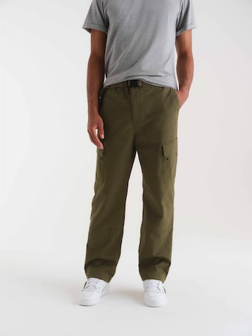 ABOUT YOU x Kevin Trapp tavaline Klapptaskutega püksid 'Joscha', värv roheline: eest vaates