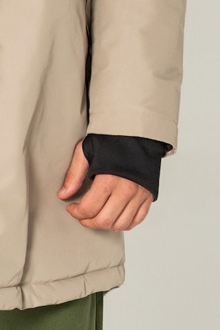 Ron Tomson Wintermantel, Model trägt Größe M in Braun