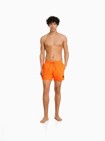 Bershka Plavecké šortky – oranžová