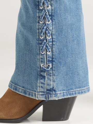 GUESS Flared Jeans in Blau