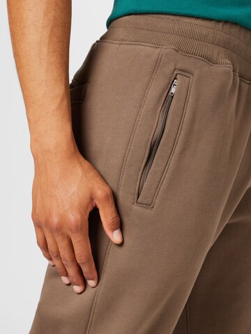 Abercrombie & Fitch - Tapered Pantalón en marrón