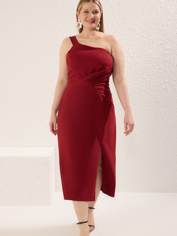 Trendyol Curve Kleid in Rot: Vorderseite