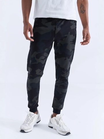 Tommy Life - Skinny Calças de desporto 'Jogginghose' em cinzento