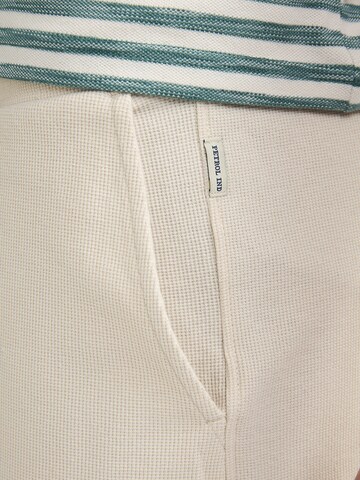 Petrol Industries Regular Chinohousut värissä valkoinen