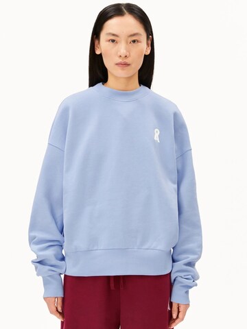 Sweat-shirt 'ICONIC Å ALIZAA' ARMEDANGELS en bleu