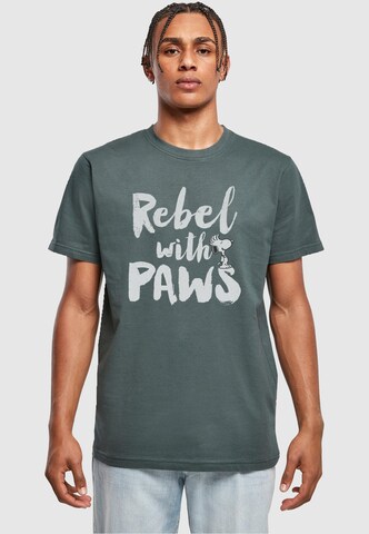 Merchcode Shirt 'Peanuts - Rebel with paws' in Groen: voorkant