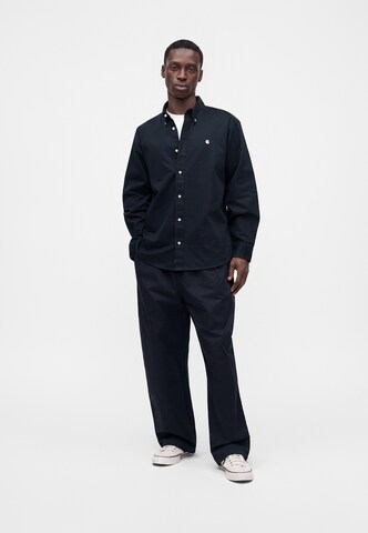Carhartt WIP Comfort Fit Košeľa 'Madison' - Modrá