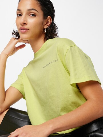 T-shirt GUESS en jaune