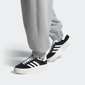 ADIDAS ORIGINALS - Sapatilhas baixas 'Gazelle Bold' em preto: frente