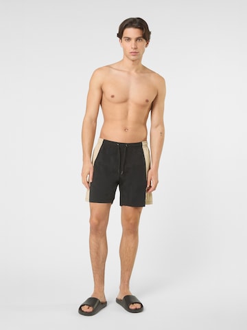 Pantaloncini da bagno 'TELLARO regular blocked beach shorts' di FILA in nero