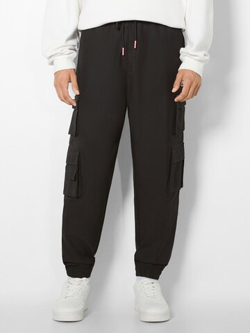 Bershka Tapered Hose in Schwarz: Vorderseite