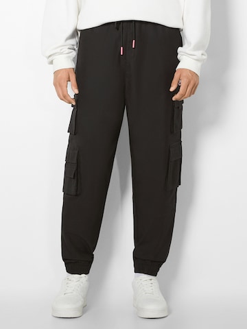 Bershka Tapered Hose in Schwarz: predná strana