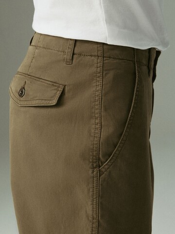 regular Pantaloni chino di Next in marrone