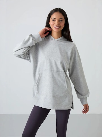 Tommy Life Sweatshirt in Grijs: voorkant