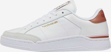 Baskets basses Reebok en blanc : devant