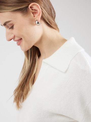 PIECES Pulover | bela barva