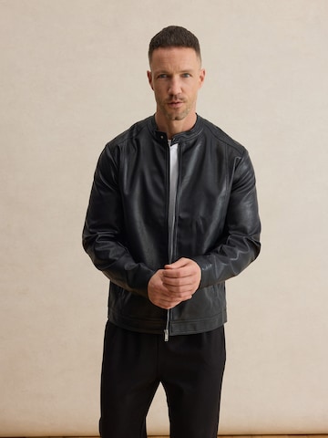DAN FOX APPAREL Overgangsjakke 'Lewis' i sort: forside