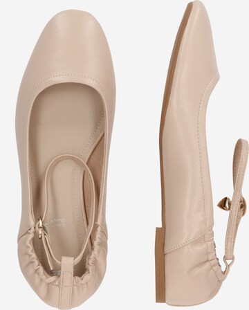 Bata Ballerinasko med rem i beige