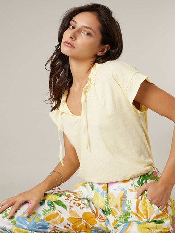 T-shirt 'Kaia' Deeluxe en jaune : devant