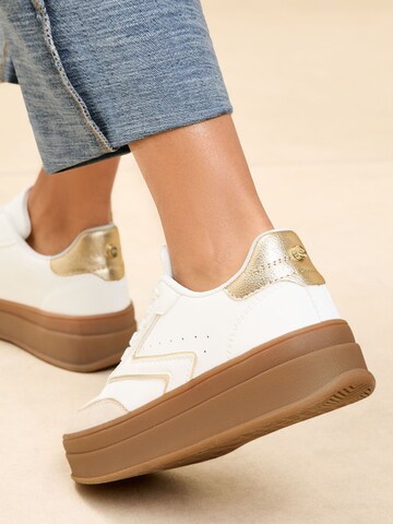 Sneaker low de la Lipsy pe alb