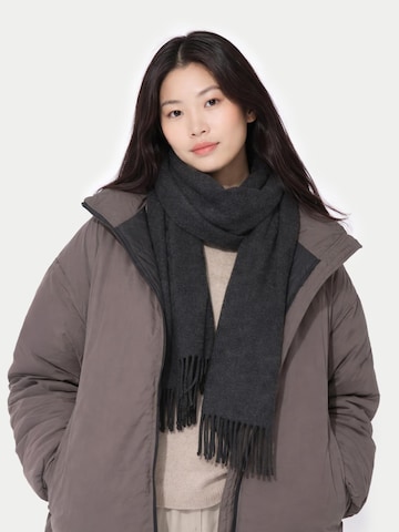 GOBI Cashmere Halsduk 'Unisex Cashmere Fringed Scarf' i grå: framsida