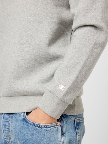 Champion Authentic Athletic Apparel Sweatshirt i grå