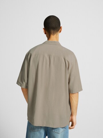 Bershka Comfort fit Koszula w kolorze beżowy