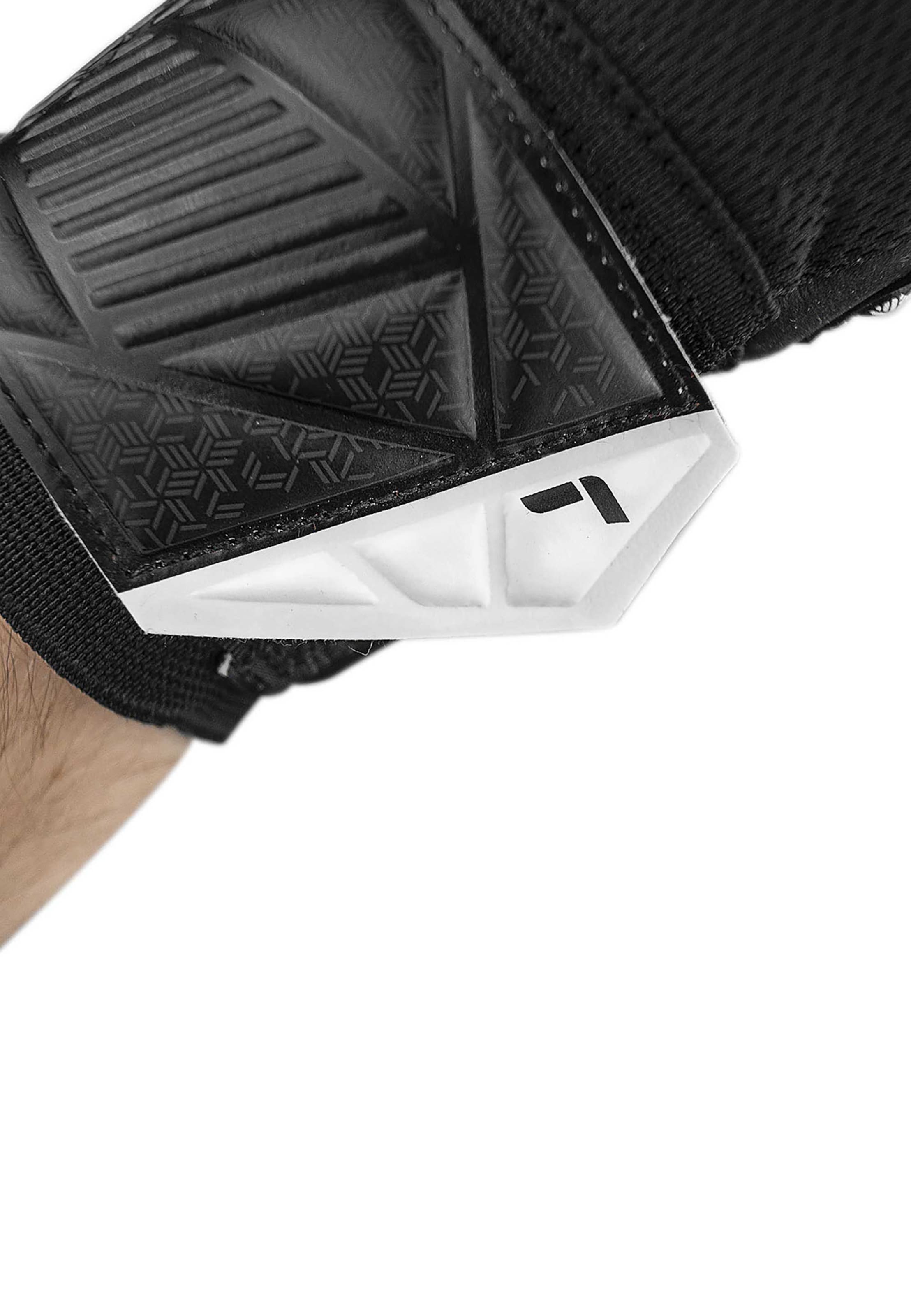 REUSCH Sporthandschoenen 'Attrakt Infinity NC' in Zwart