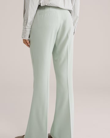 WE Fashion Flared Pressveckad byxa i grön