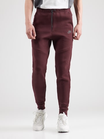 Nike Sportswear Tapered Hose 'TCH FLC' in Rot: Vorderseite