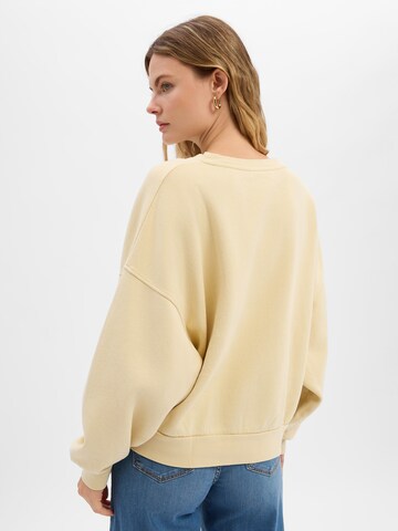 AMERICAN VINTAGE Sweatshirt 'Jitbay' in Gelb