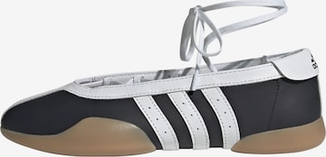 Ballerina con cinturino 'Taekwondo Mei' di ADIDAS ORIGINALS in nero: frontale
