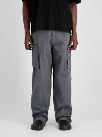 Loosefit Pantaloni cargo di ALPHA INDUSTRIES in grigio: frontale