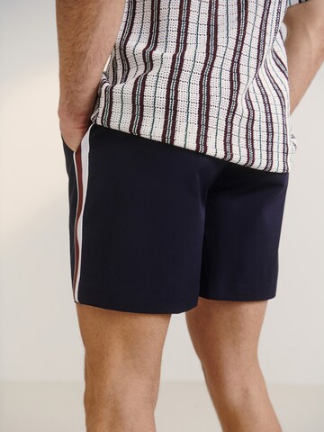 Guido Maria Kretschmer Men Regular Shorts 'Kilian' in Blau