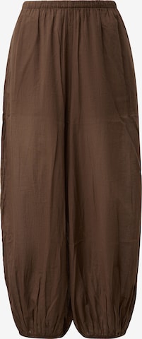 Pantalon QS en marron : devant