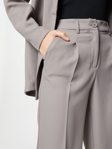 Loosefit Pantaloni con pieghe 'Drewie' di Noisy may in grigio