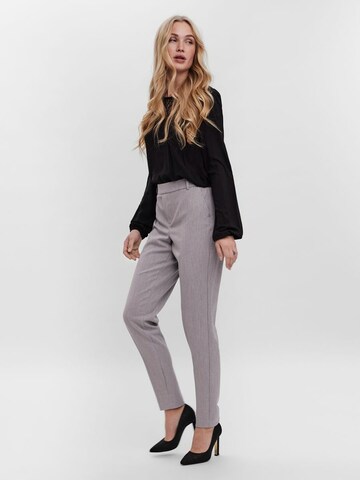 Effilé Pantalon à plis 'Maya' VERO MODA en gris