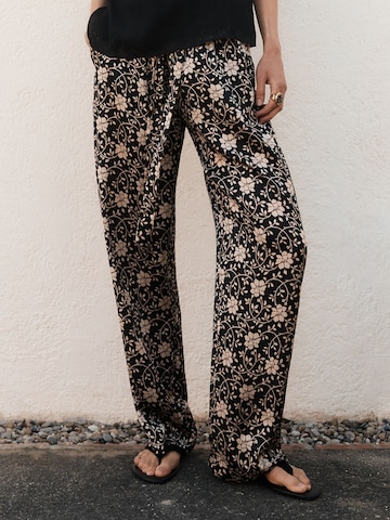 Loosefit Pantalon Bhoem en noir : devant