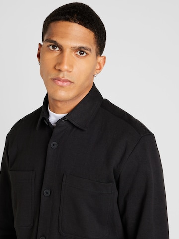 QS - Regular Fit Camisa em preto