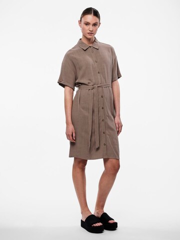PIECES Skjortklänning 'VINSTY' i brun