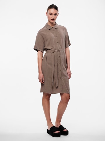 PIECES - Vestido camisero 'VINSTY' en marrón