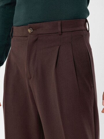 Antioch Regular Pleat-front trousers in Brown