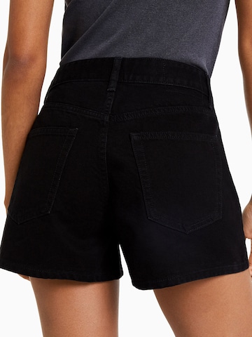 Bershka Loosefit Shorts in Schwarz