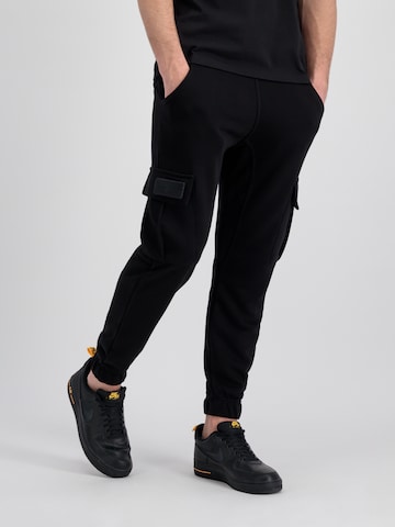 Effilé Pantalon ALPHA INDUSTRIES en noir